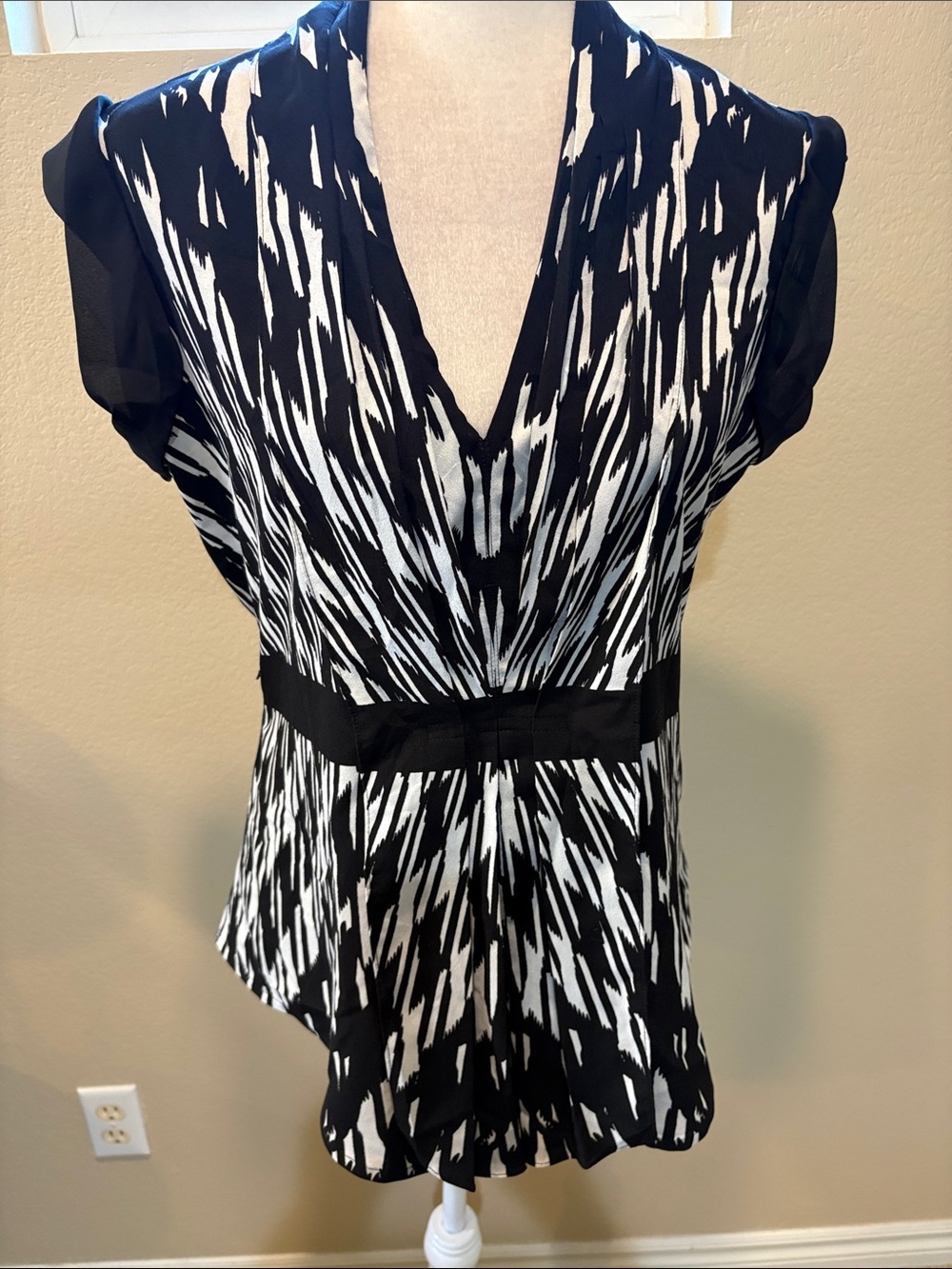 Calvin Klein Black & White V-Neck Printed Blouse
